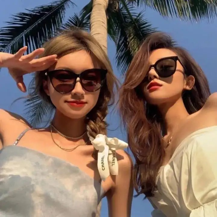 并非这个世界海报
